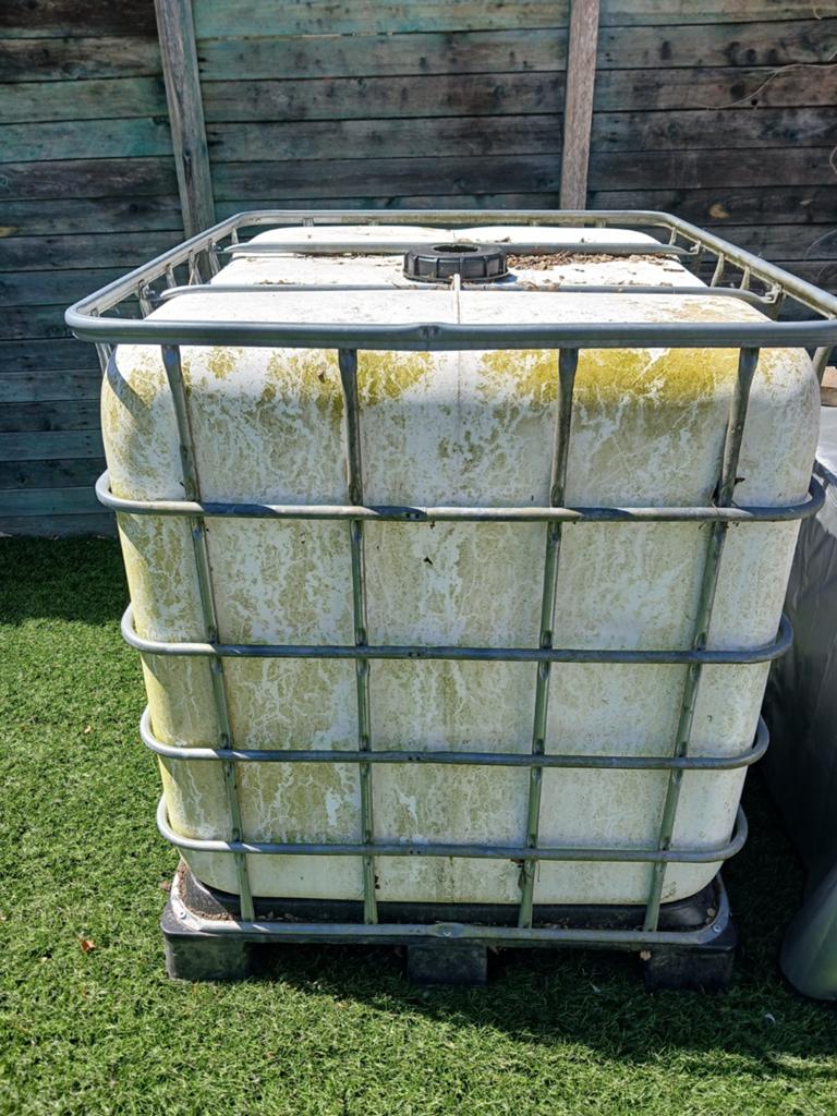 Een ibc vat van 1000l, Ophalen