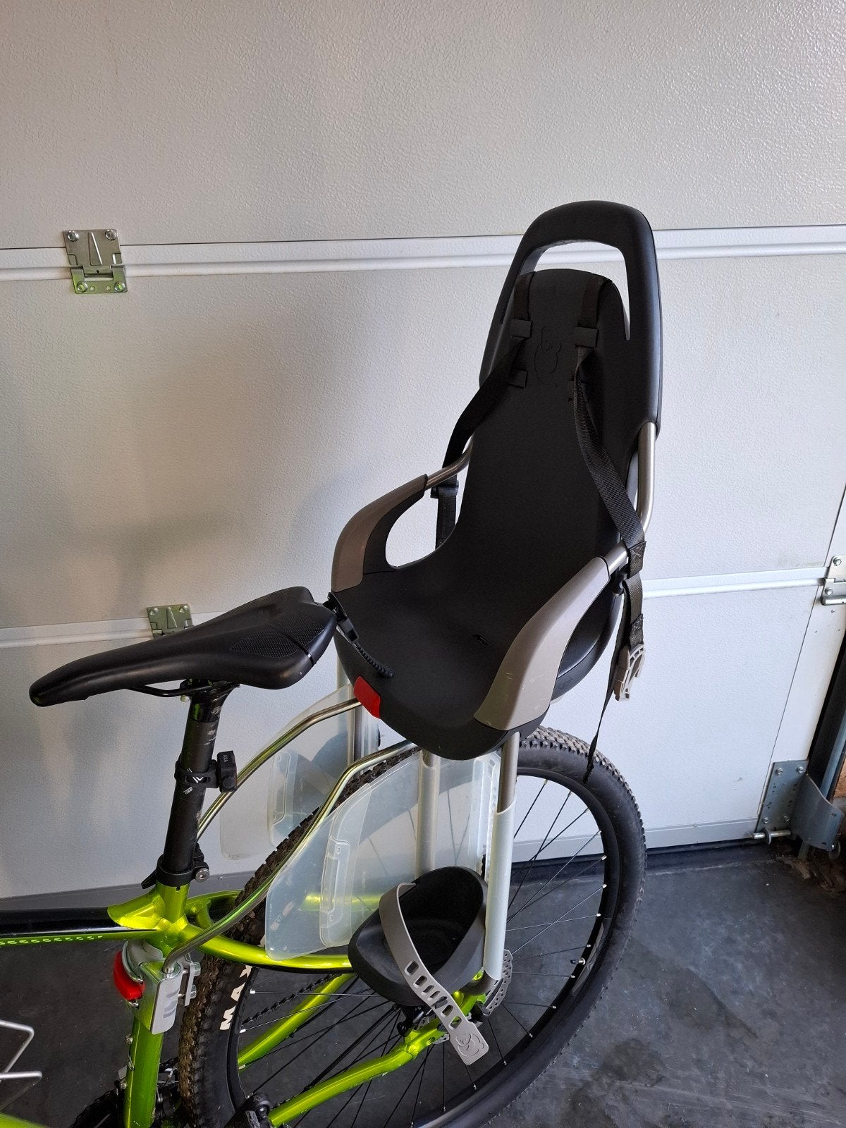 Qibbel kinderfietsstoel met buis bevestiging, Fietsen en Brommers, Ophalen, Achterzitje, Voetsteuntjes, Zo goed als nieuw