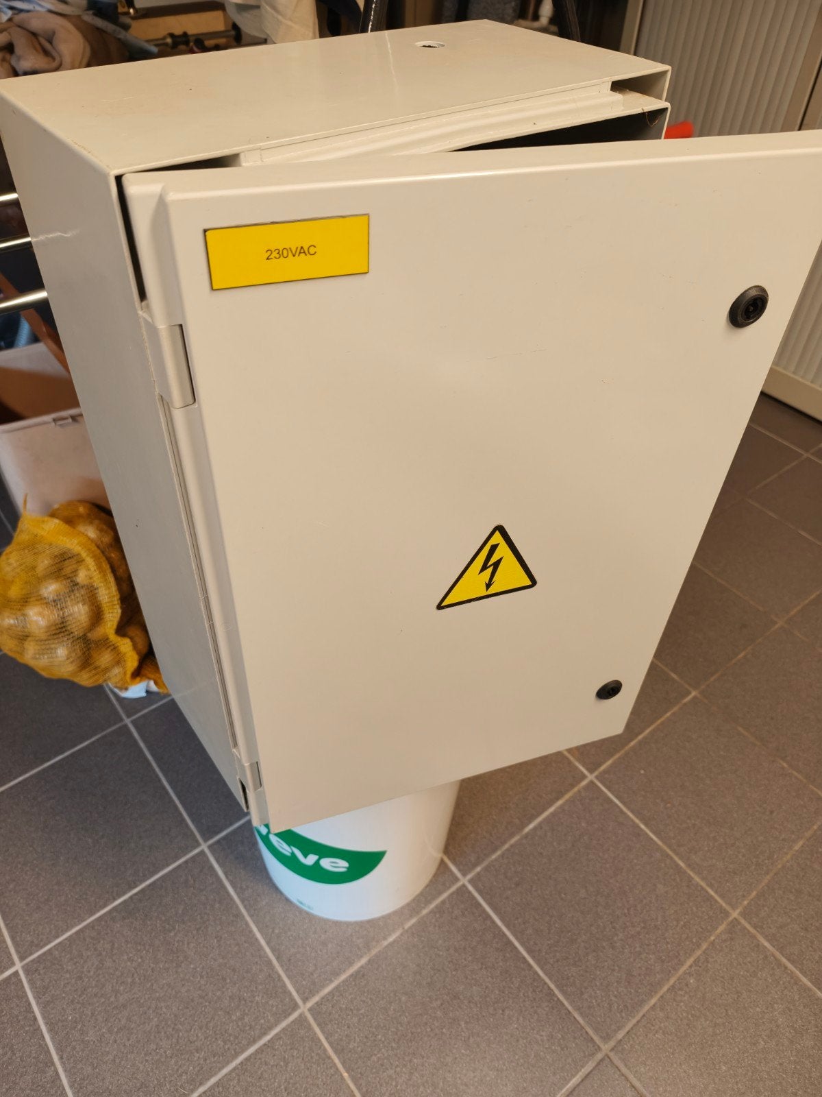 Elektriciteitskast kunststof, Ophalen