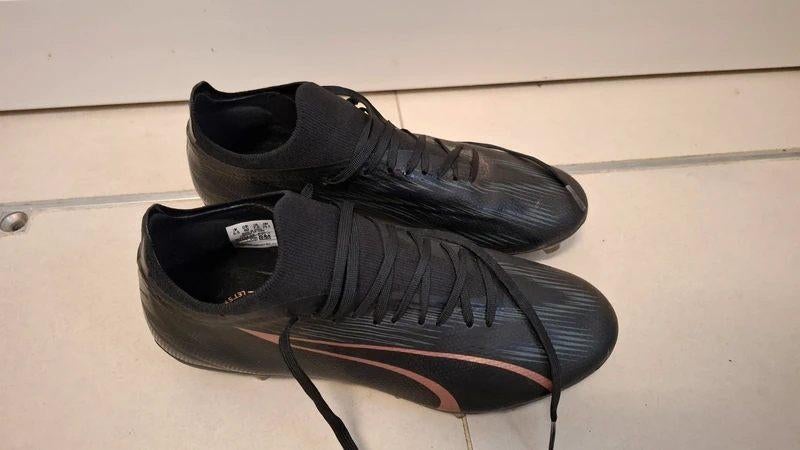 Puma chaussures de foot avec crampons p.40, Ophalen of Verzenden, Zo goed als nieuw, Schoenen