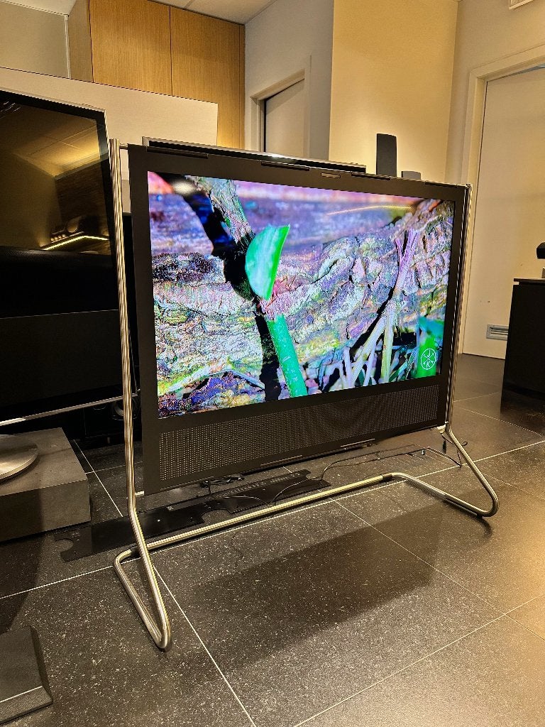 Bang & Olufsen Beoplay V1-40 op floor stand - B&O, Info@bang-olufsen.dk, Comme neuf, Enlèvement, Bang & Olufsen Alle 1 / DK-7600 Struer / Denmark