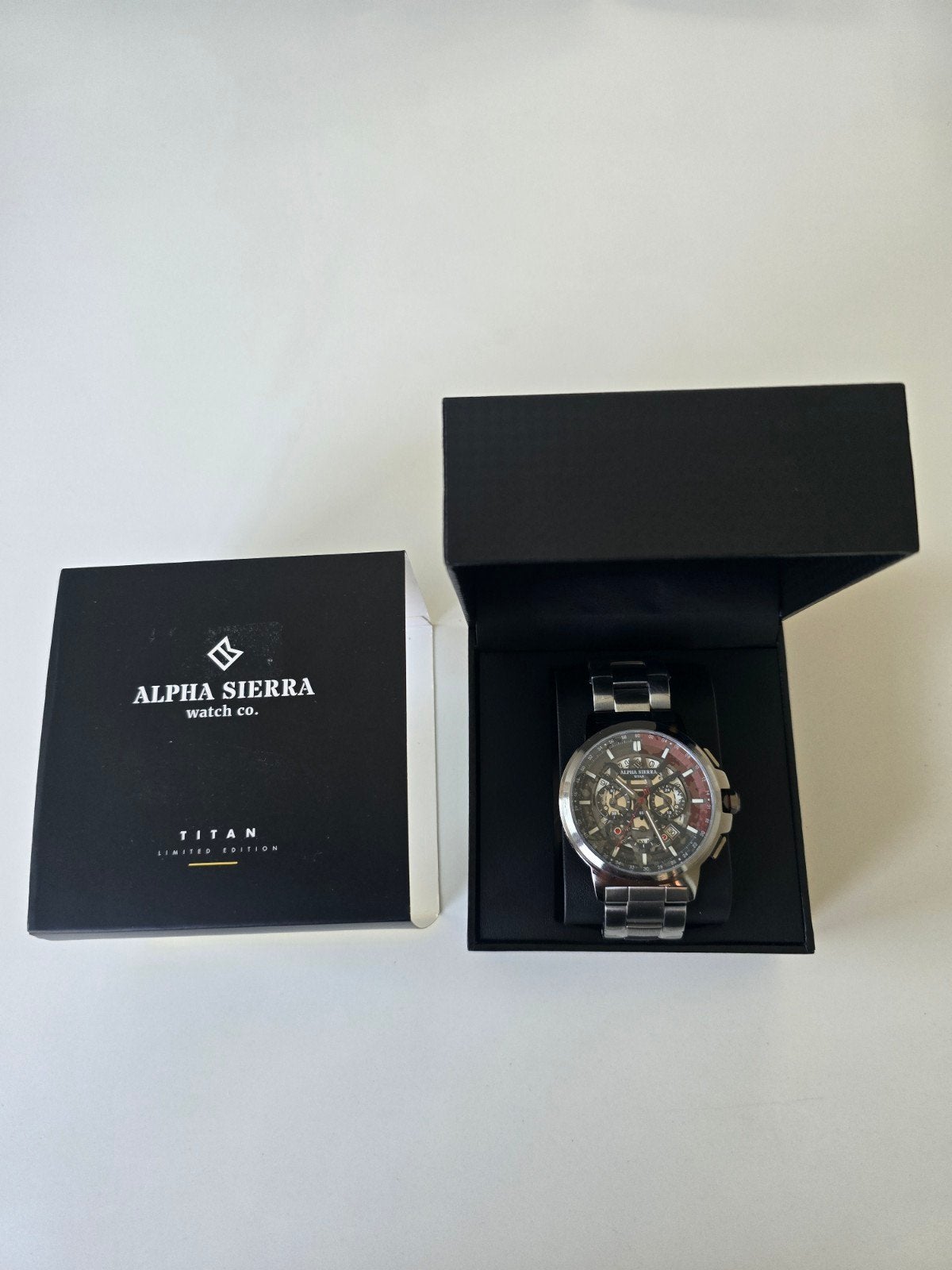 Nieuwe herenhorloge Alpha Sierra, Enlèvement