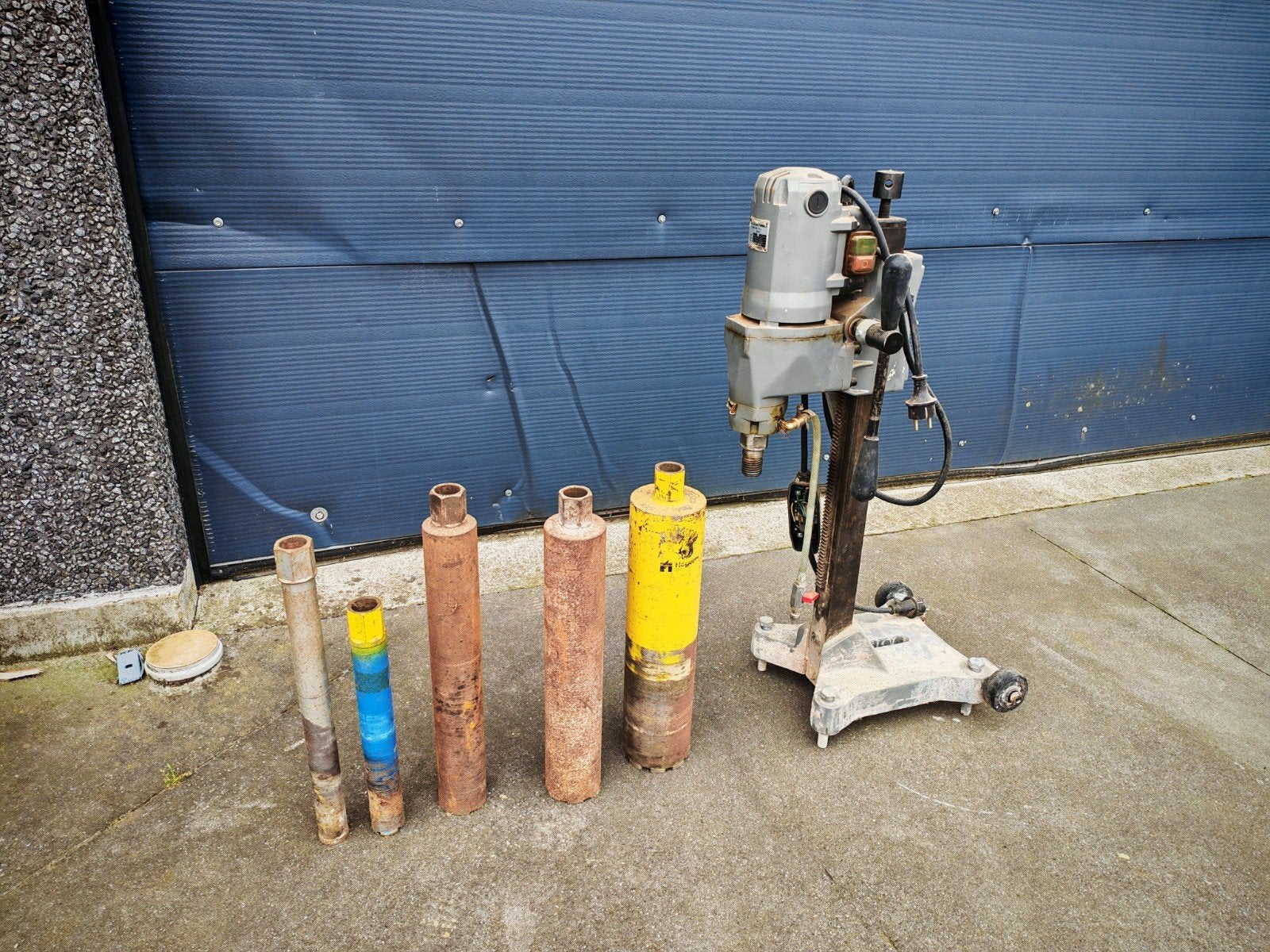 Kernboormachine met diamantboren, Ophalen