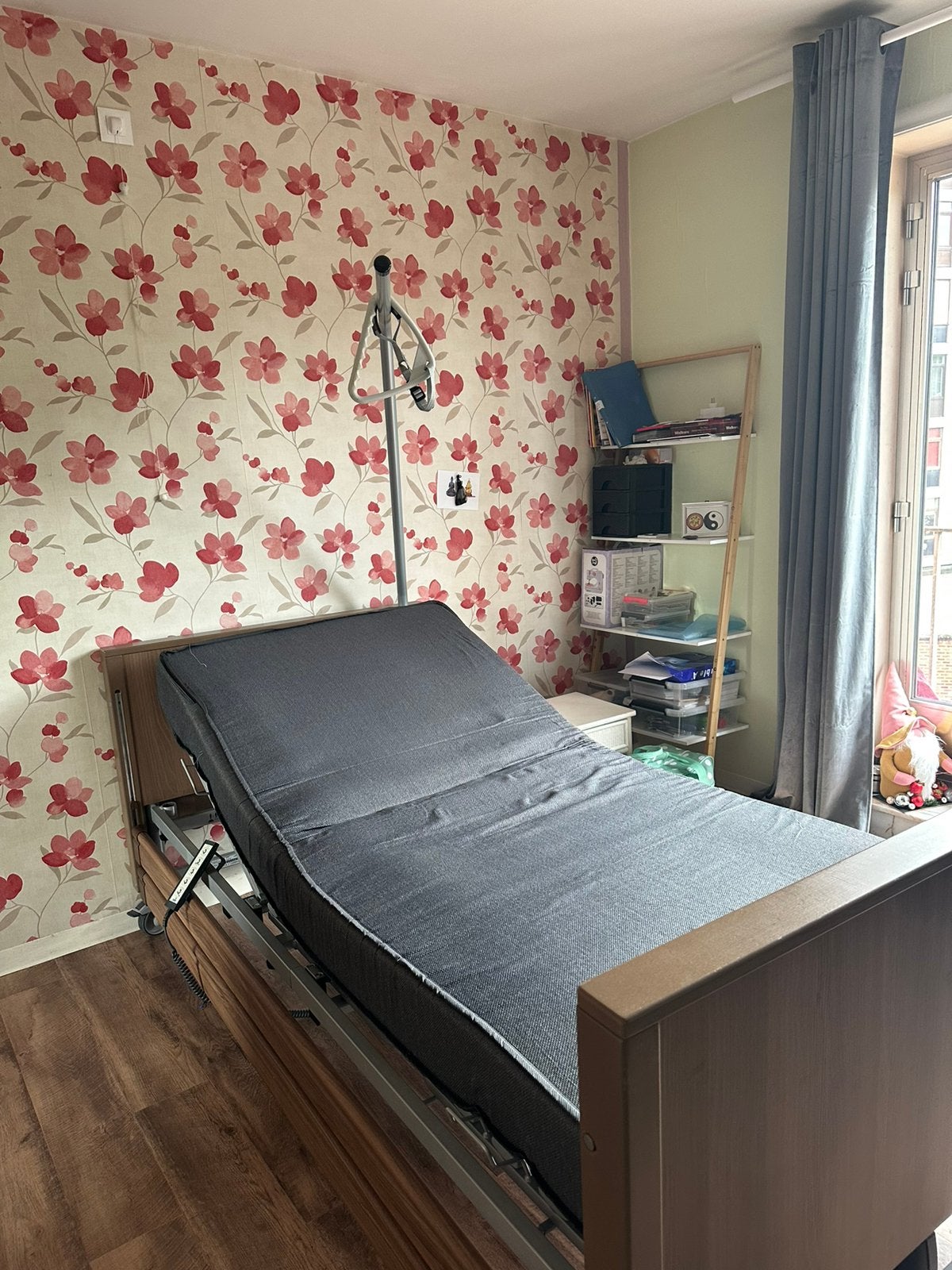 Lit médicalisé - électrique. Avec matelas, Enlèvement, Comme neuf, Une personne, Medical, Bois brun fonce