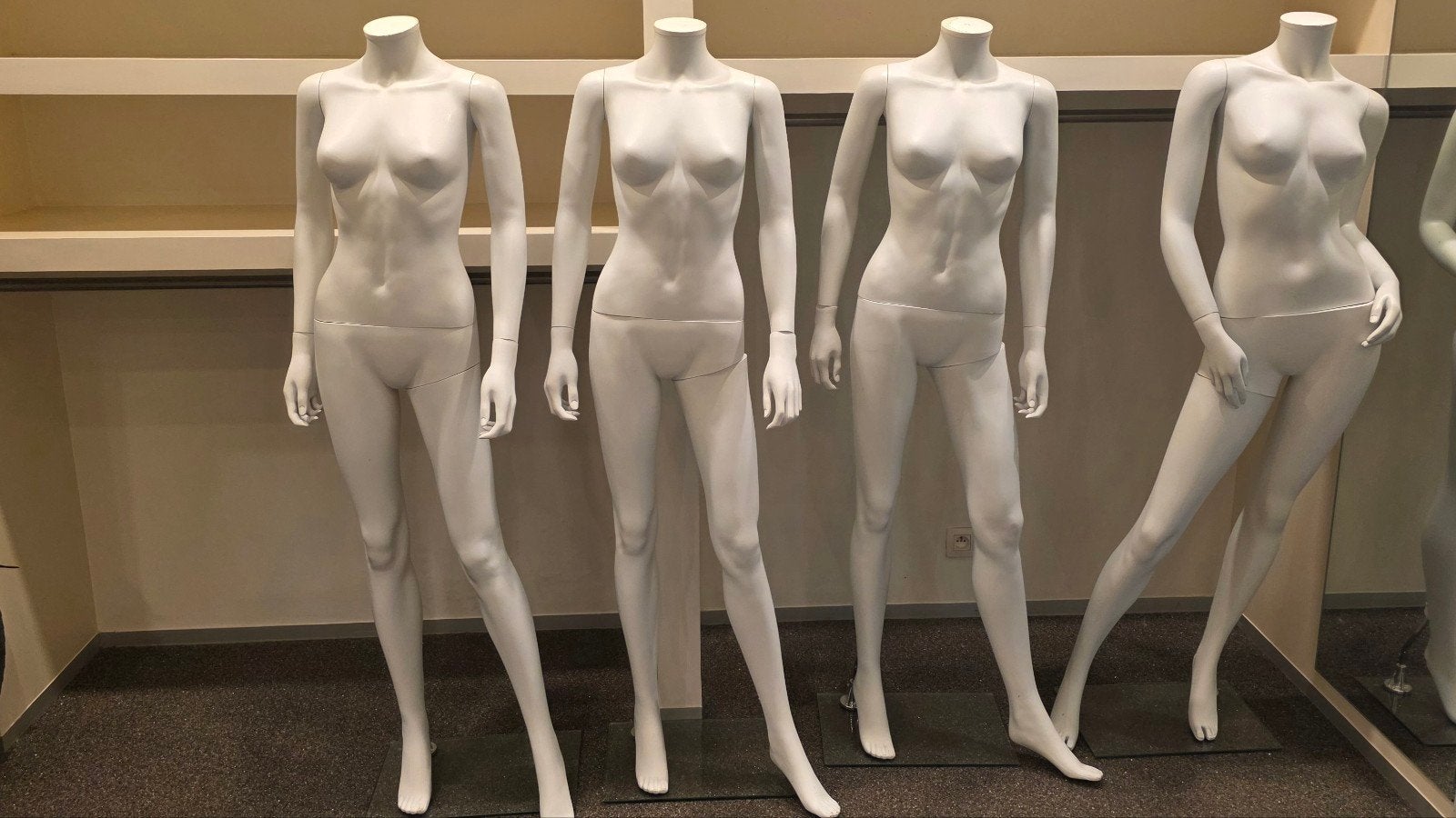 Mannequins, Enlèvement