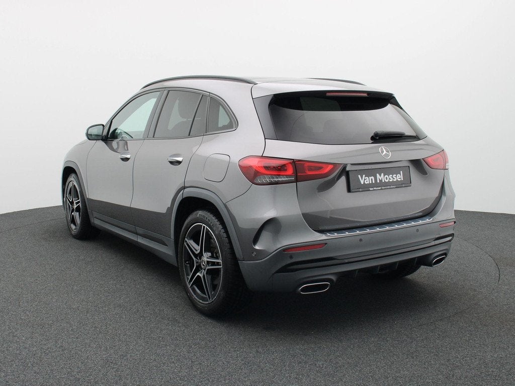Mercedes-Benz GLA 180 AMG Line + PANO DAK + MULTIBEAM LED +, Auto's, Mercedes-Benz, Stof, Gebruikt, Zwart, 4 cilinders