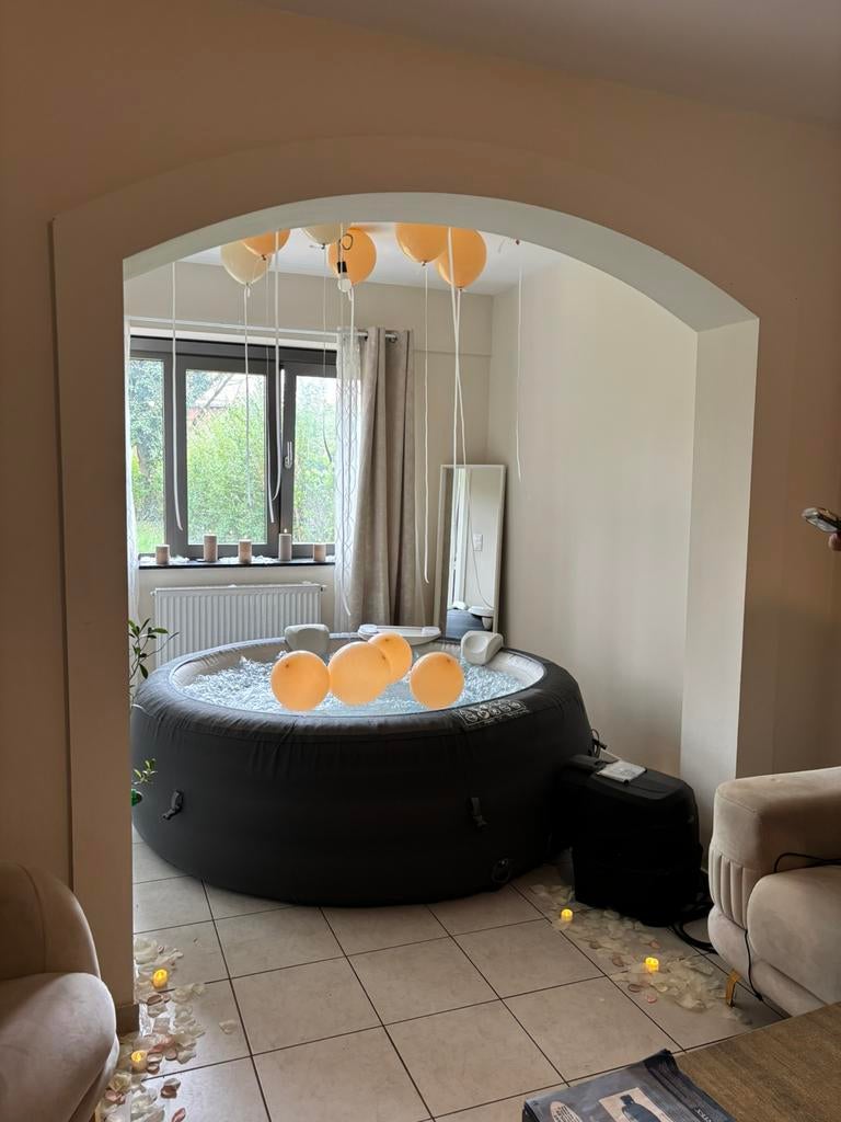 Jacuzzi disponible 24h (couple, anniversaires, soirées…), Envoi, Comme neuf