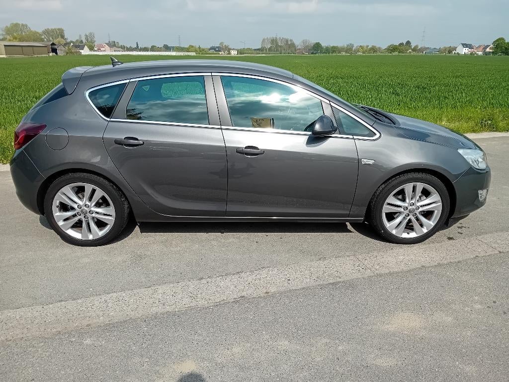 Opel Astra benzine met slechts 63000kms!! - 1 jr garantie, Auto's, Voorwielaandrijving, Euro 5, Stof, 4 cilinders