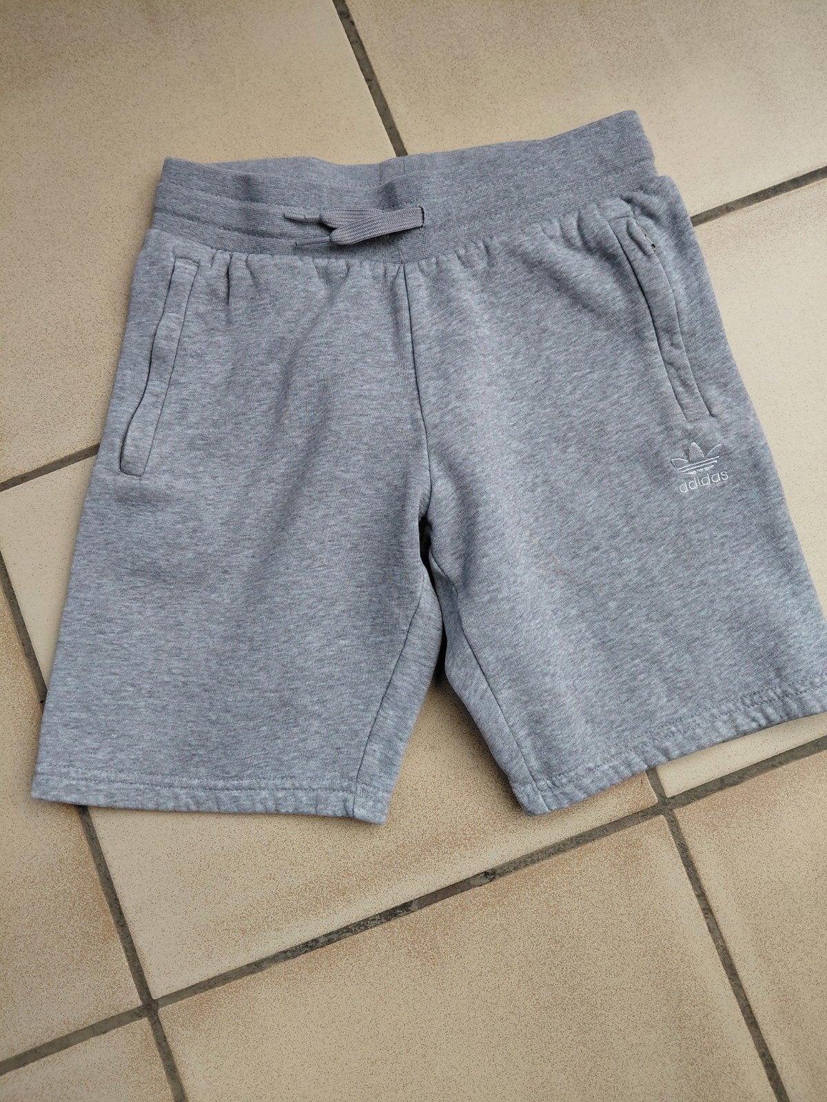 Bermuda 134-140 adidas, Enfants & Bébés, Vêtements enfant | Taille 134, Pantalon, Enlèvement ou Envoi, Comme neuf, Adidas