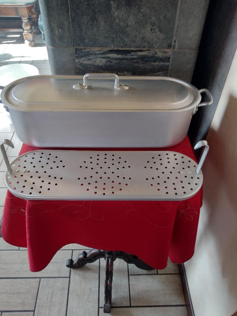 Saumonière avec couvercle et grille égouttoir 53 cm., Enlèvement, Comme neuf, Aluminium, Autres types
