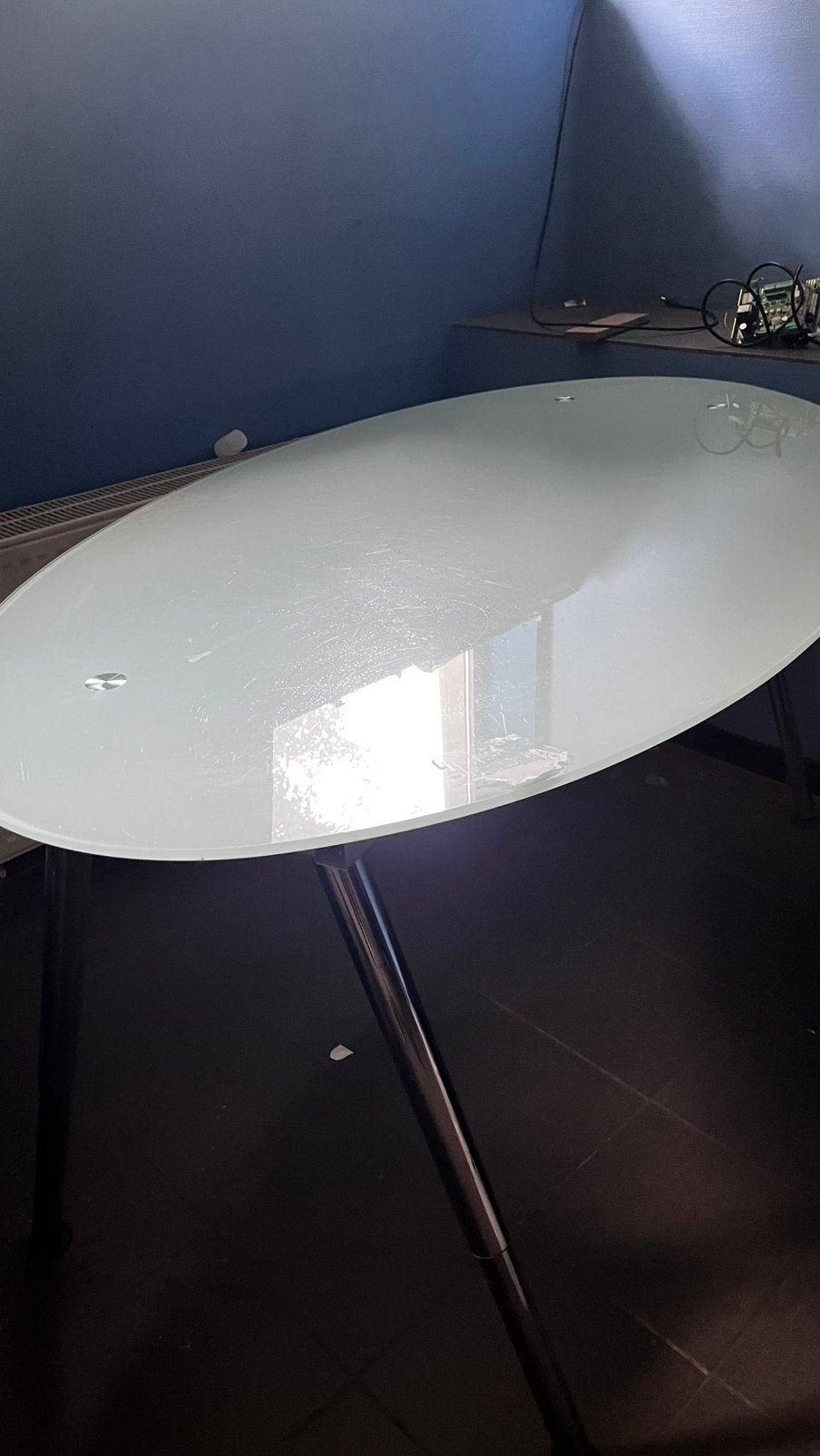 Table en verre avec pieds reglable., Enlèvement, Comme neuf