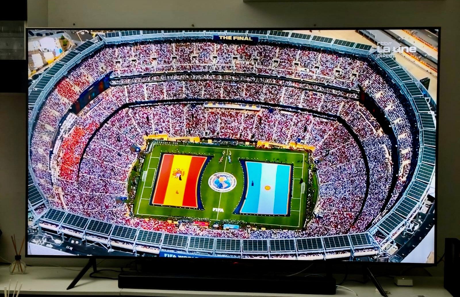 Samsung Smart TV 85” Crystal UHD 4K – 216 cm + support mural, Enlèvement