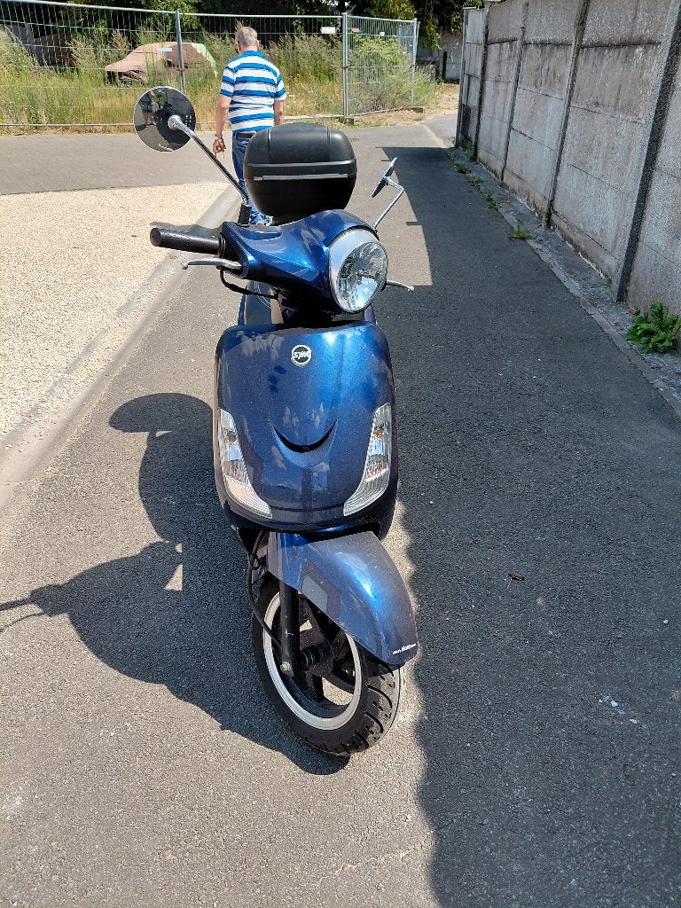 brommer klasse a syme een blouwe en met bak, Fietsen en Brommers, Brommers | Vespa, Ophalen, Gebruikt, Overige modellen, Klasse A (25 km/u)