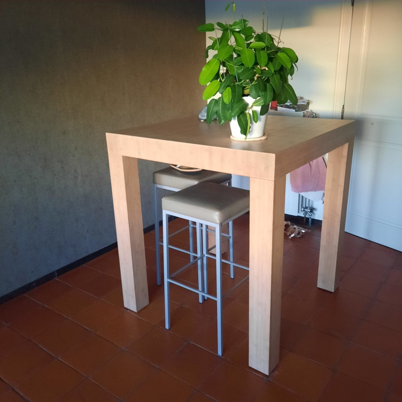 (hoge) tafel en 4 krukken, Ophalen