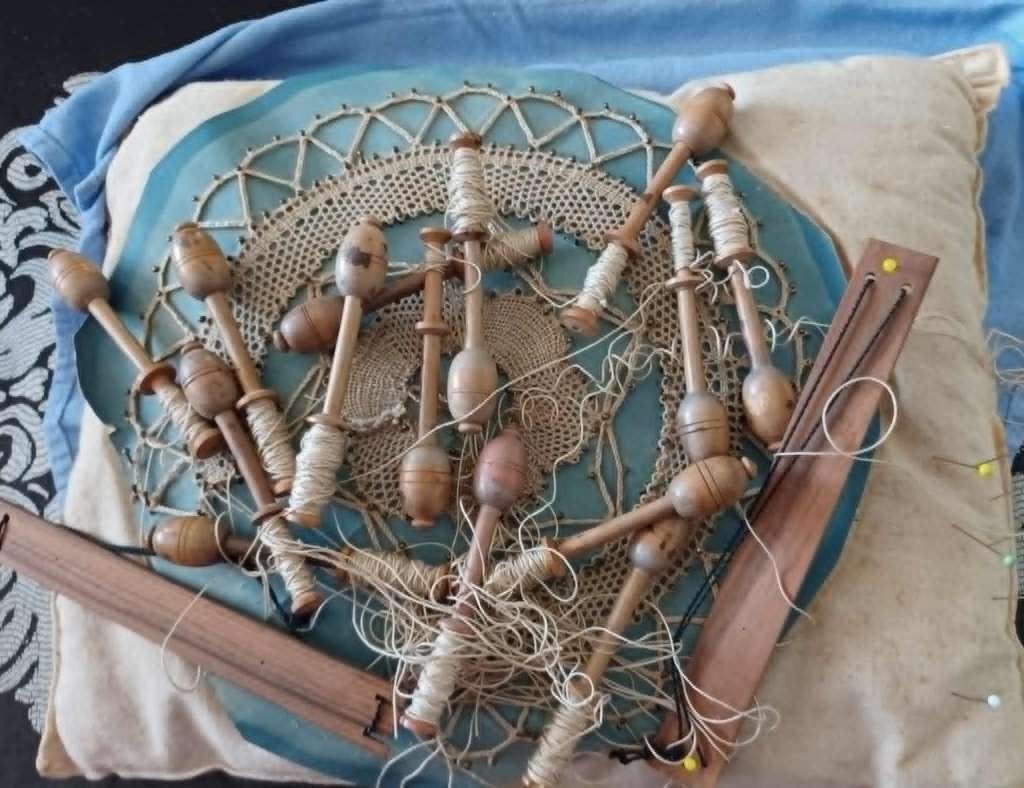 Fuseaux dentelle carreaux dévidoir art populaire, Hobby & Loisirs créatifs, Dentelle, Enlèvement, Utilisé, Coussin