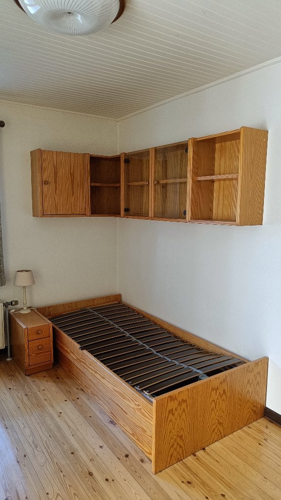 1 persoons bed met lattenbodem en hang kastjes, Huis en Inrichting, Ophalen, Gebruikt