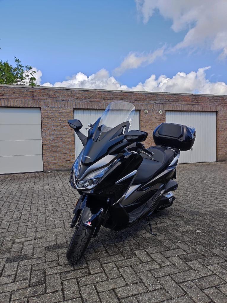 Zwart/grijze Honda Forza 350 cc, Fietsen en Brommers, Ophalen, Honda, Zo goed als nieuw, Benzine