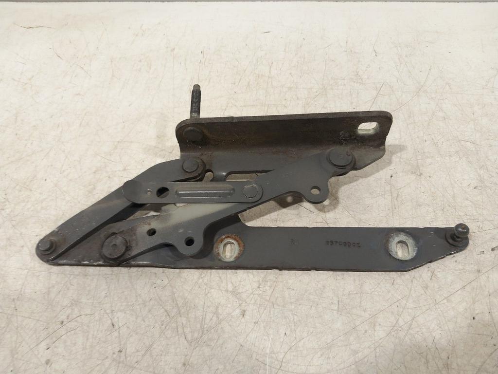 Motorkapscharnier links Land Rover Discovery, Onderdelen@venauto.nl, Van der Ven Autorecycling B.V., Ettenseweg 76, 4706 PB Roosendaal, The Netherlands