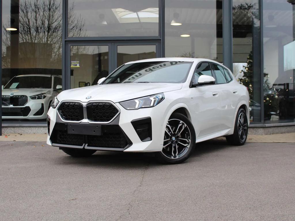 BMW X2 sDrive20i M Sport / HUD / 360CAM / ICONIC GLOW, Phares entièrement LED, 1645 kg, Noir, 5 portes