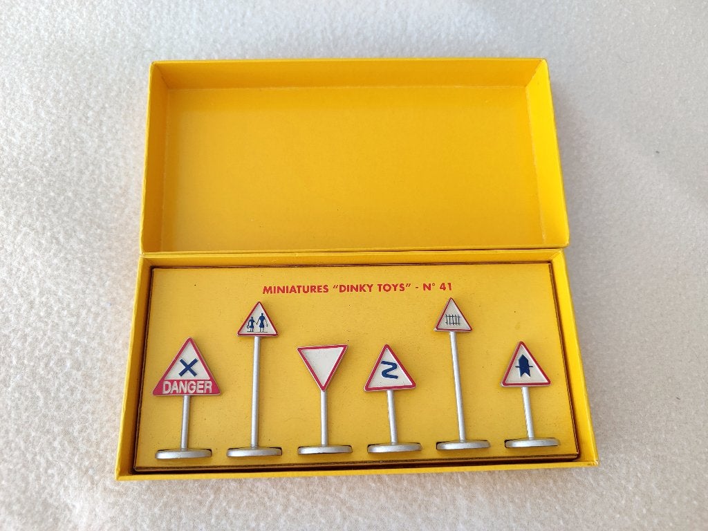 Dinky Atlas _6 panneaux de signalisation route _ ref. 41., Enlèvement ou Envoi, Comme neuf, Autres types, Dinky Toys