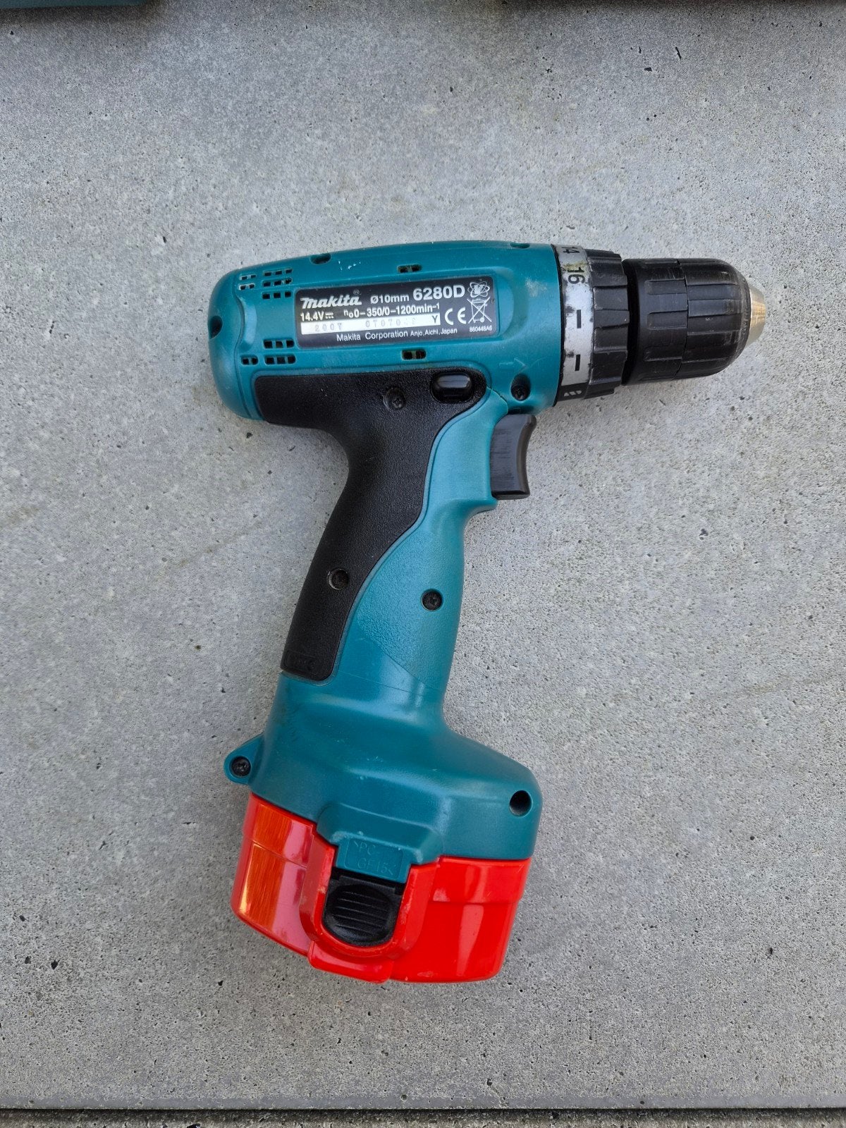 Makita  Accu schroevendraaier 6280D + lader, Doe-het-zelf en Bouw, Ophalen, Gebruikt, Boor- en Schroefmachine, Variabele snelheid