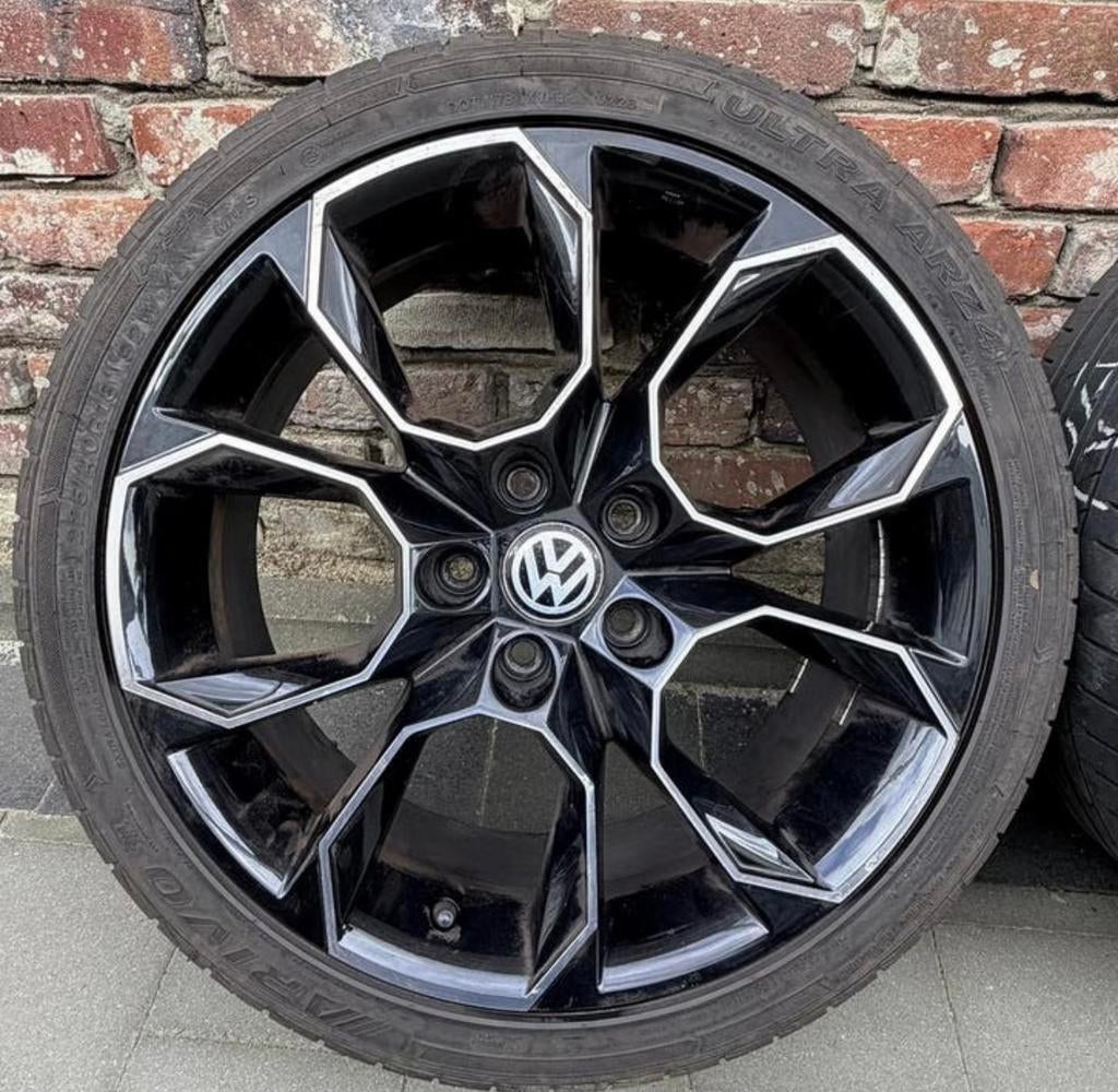 225/40 R18 VW velgen met banden, Particulier, Te koop