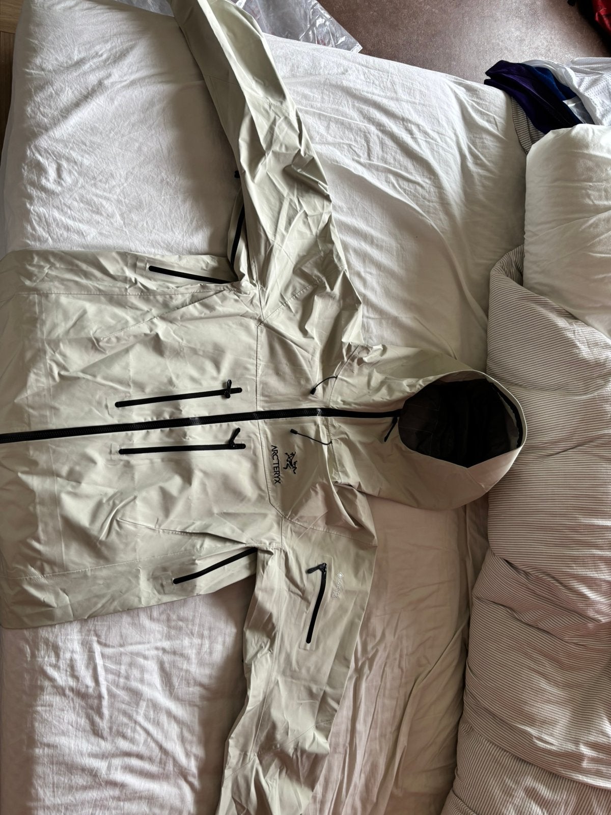 Witte XL Arcteryx jas witte kleur nieuw, Ophalen of Verzenden, Zo goed als nieuw