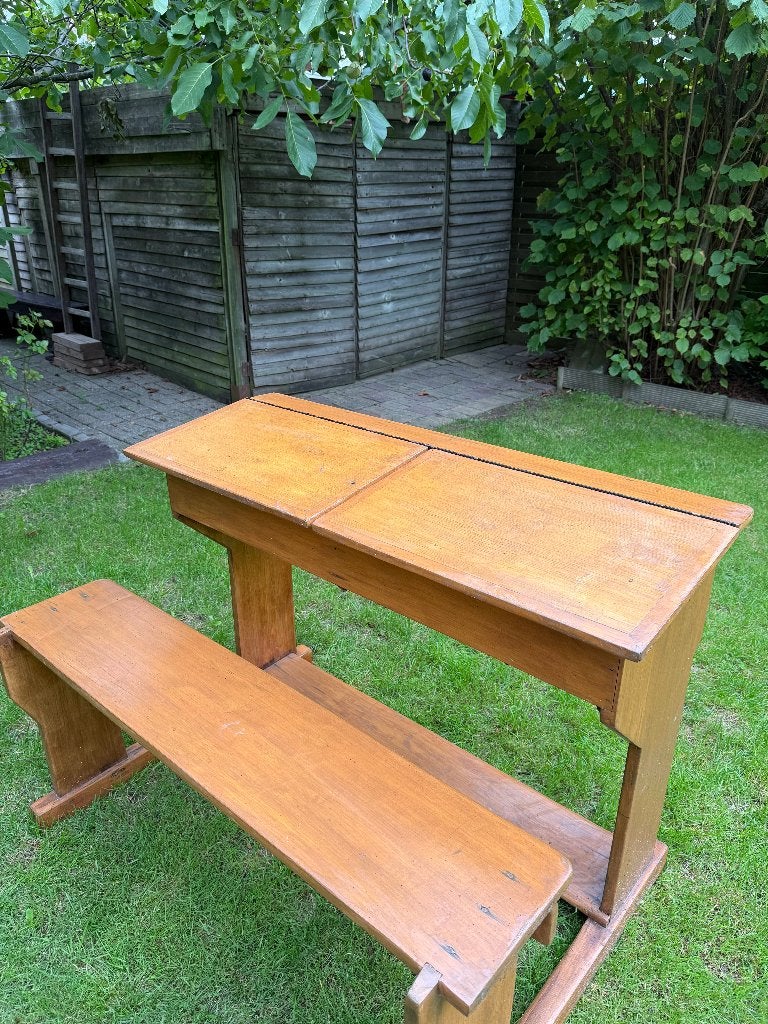 Houten schoolbank, Ophalen