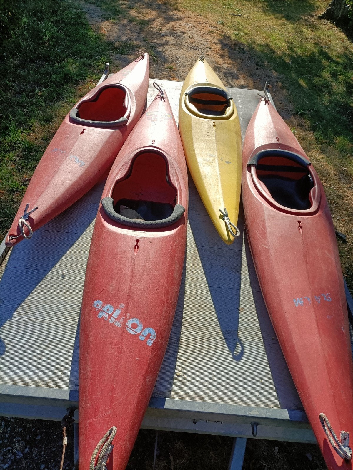 Slalom kajaks – compleet met peddel en vin, Sports nautiques & Bateaux, Canoës, Enlèvement, Kayak, Gonflable