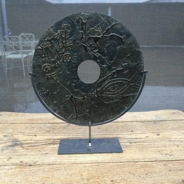 Aziatische stenen disk/schijf in houder, Antiquités & Art, Art | Art non-occidental, Enlèvement, Autres types