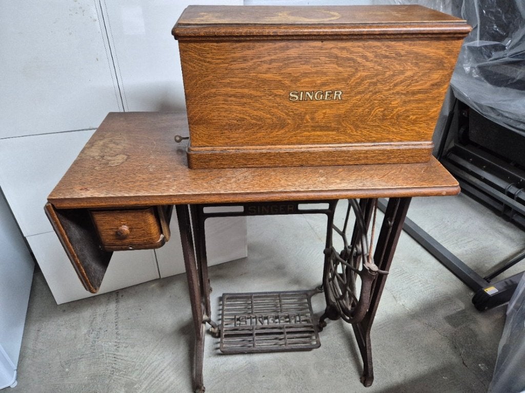 Oude Singer naaimachine in meubel, Antiek en Kunst, Ophalen