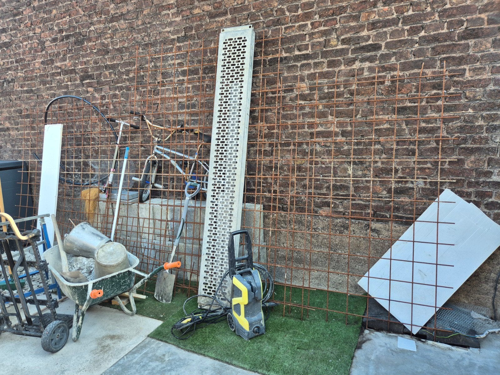 Pallasse béton0. 8.   5mx2m  plus d'autres morceaux