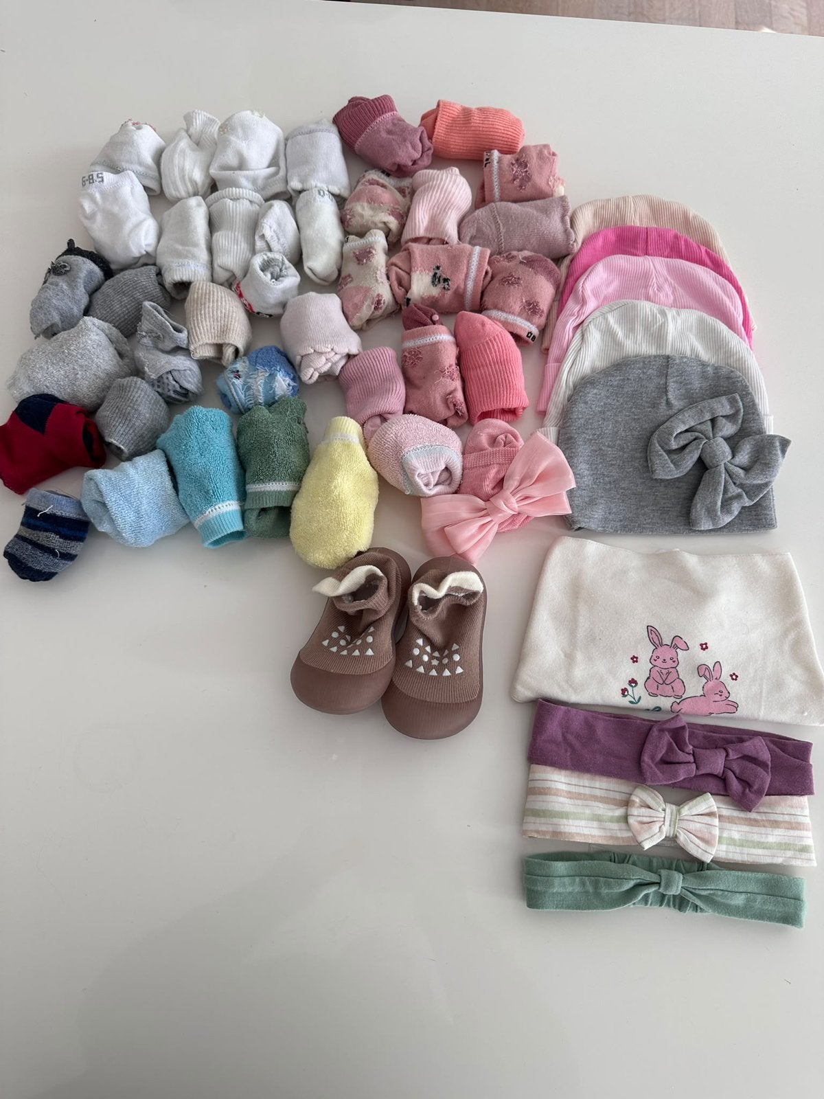 Lot de bonnets et chaussettes, Hobby & Loisirs créatifs, Enlèvement, Comme neuf