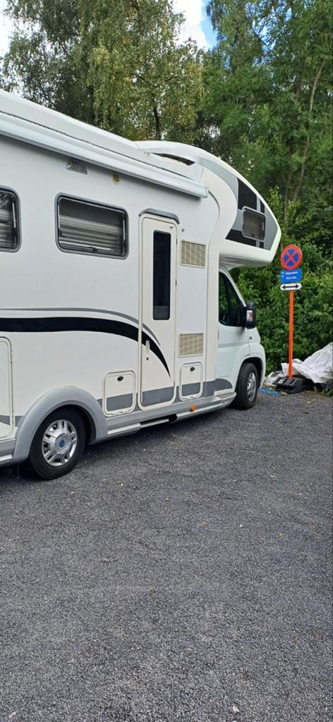 Jongedame om samen te reizen, Contacten en Berichten, Vriendschappen