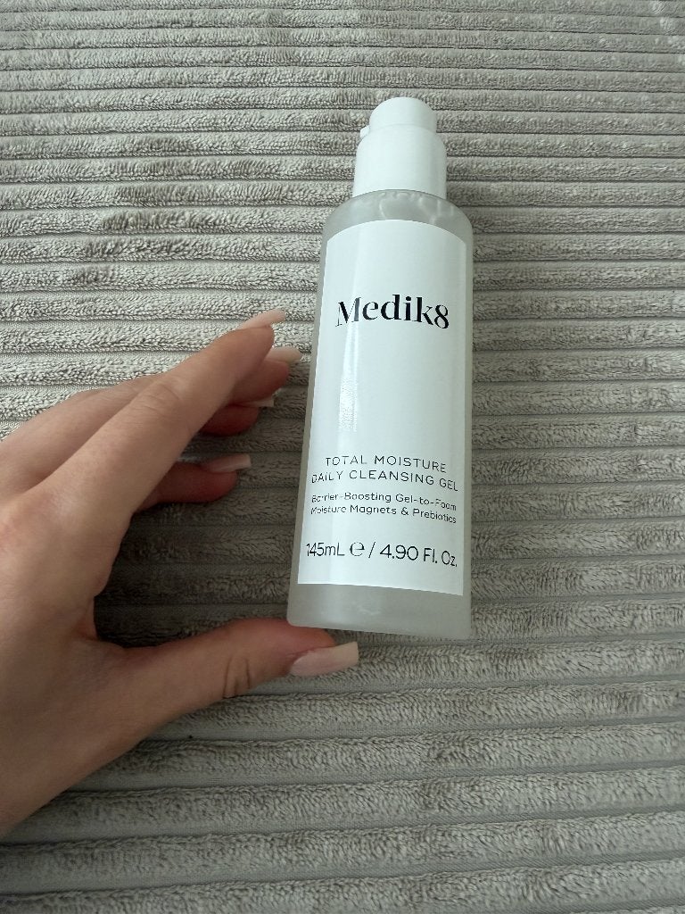 Medik8 Total Moisture Daily Cleansing Gel 145ml – Skincare, Handtassen en Accessoires, Verzenden, Nieuw, Gehele gezicht, Reiniging