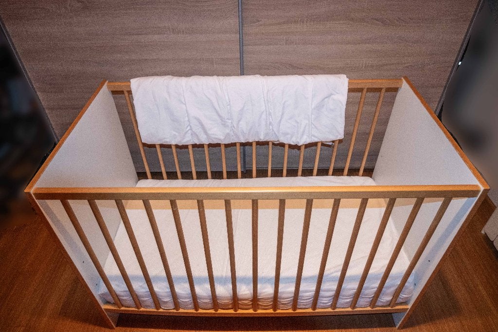 Lit bébé avec matelas peu servi, Enlèvement, Comme neuf, Matelas