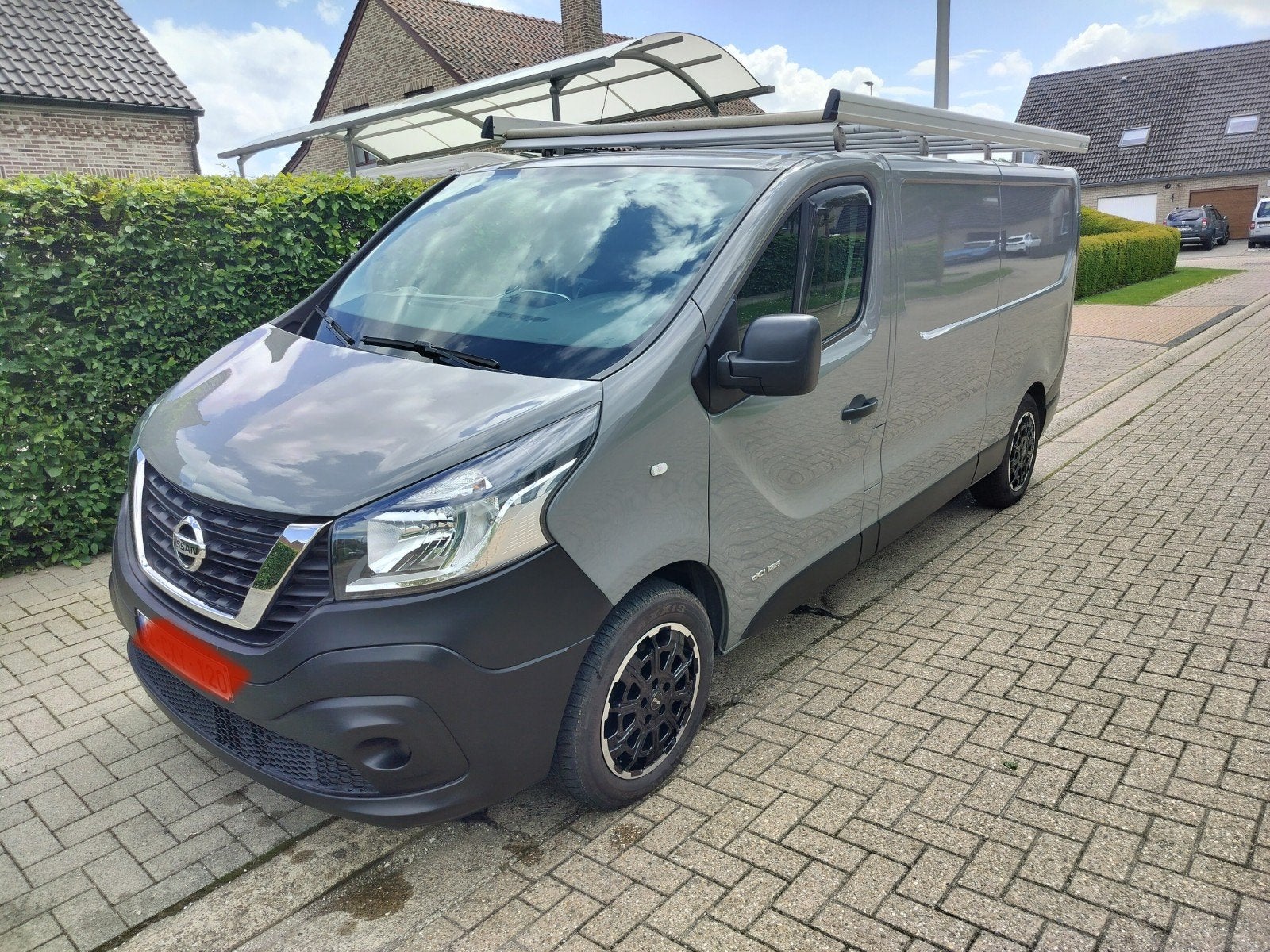 Nissan NV 300, Autos, Camionnettes & Utilitaires, Argent ou Gris, Euro 6, Boîte manuelle, Noir