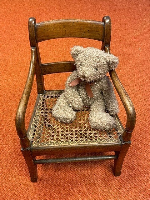 mini authentiek stoeltje +beer, Collections, Ours & Peluches, Enlèvement, Comme neuf, Ours en tissus, Autres marques