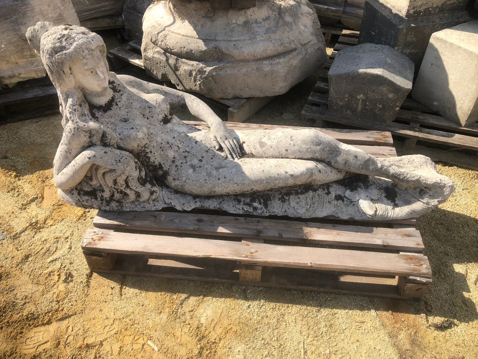 Statue de femme en pierre blanche, Enlèvement, Pierre ou céramique, Statue, Femme