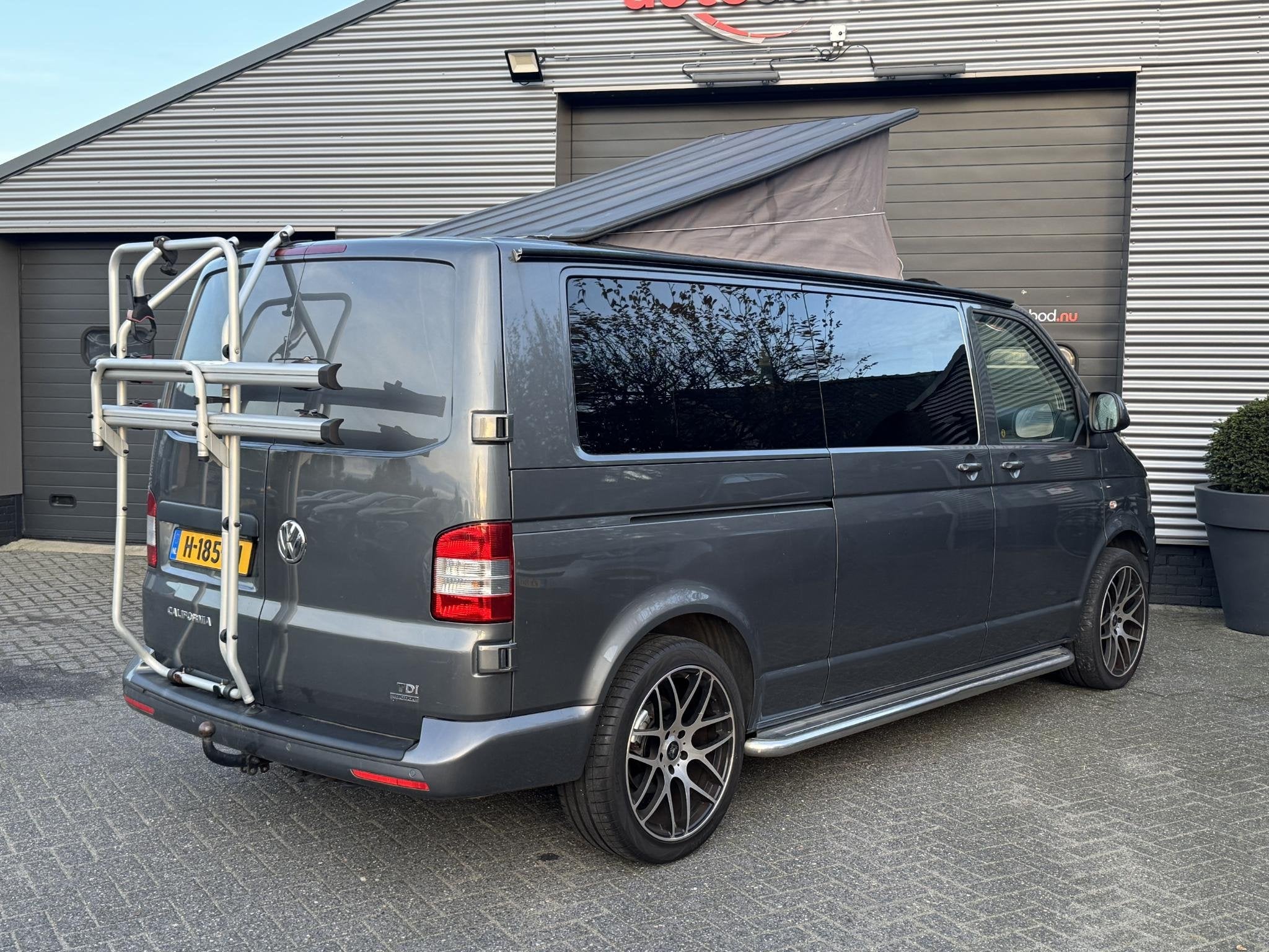 Volkswagen California 180PK | Camera | Nappa Leder | 20 Inch, Caravans en Kamperen, Mobilhomes, Automaat, Volkswagen, Fietsendrager