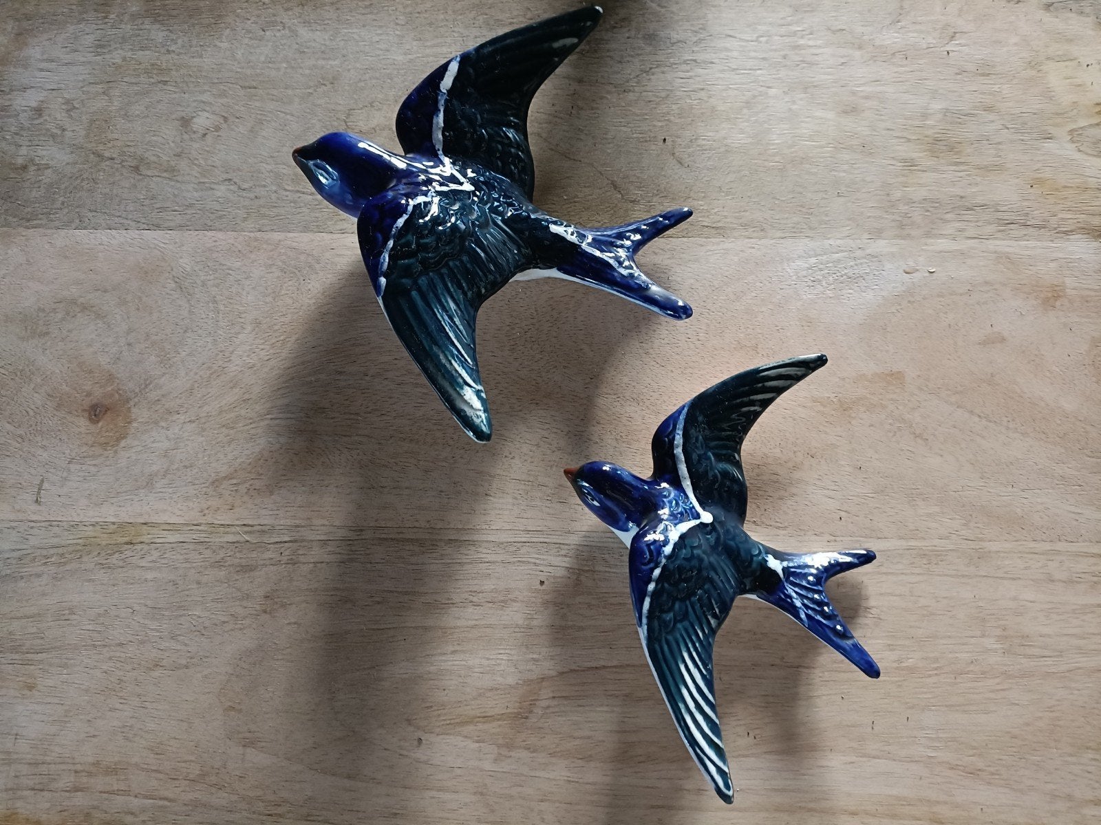 duo van vliegende zwaluwen van geglazuurd keramiek, Steen/keramiek, Ophalen of Verzenden, Zo goed als nieuw, Blauw