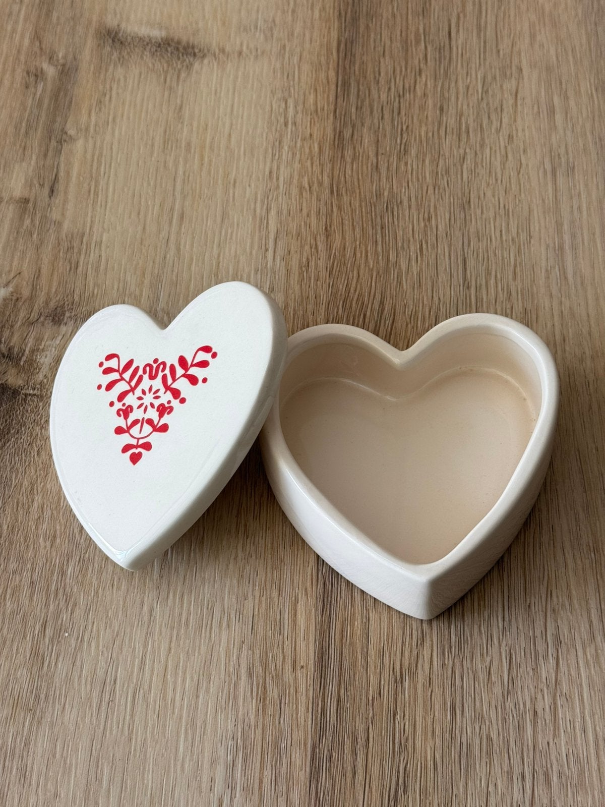 Keramisch hartvormig sieradendoosje met rood motief, Ophalen of Verzenden, Zo goed als nieuw