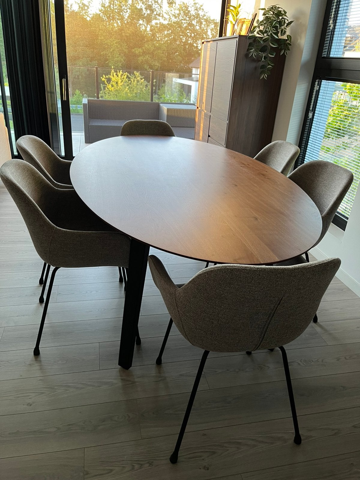 Eettafel 2m20 op 1m20 + 6 stoelen Juntoo, Ophalen, Zo goed als nieuw, Vijf personen of meer, Ovaal