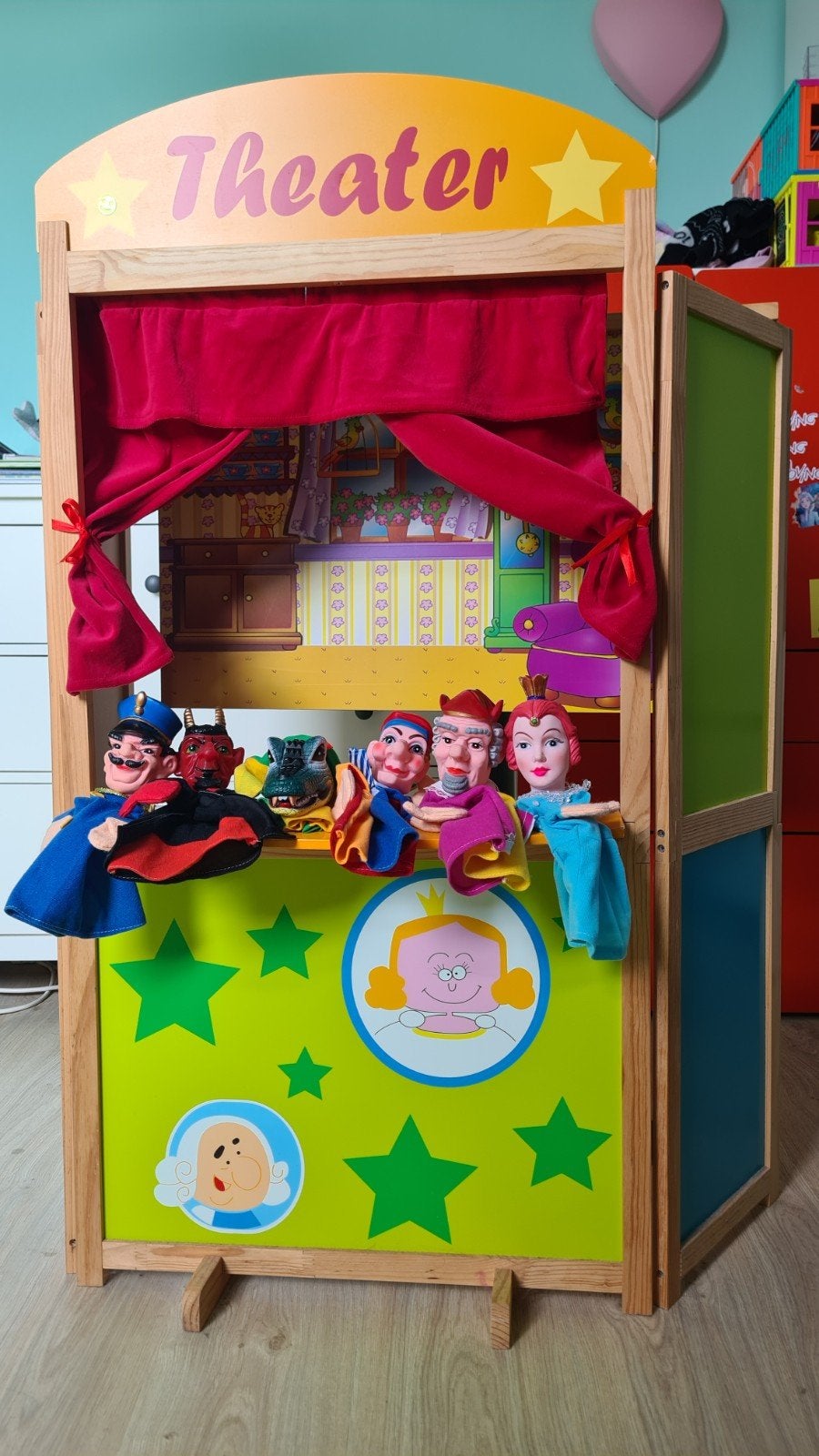 Poppenkast + 6 popjes, Kinderen en Baby's, Speelgoed | Poppen, Ophalen, Gebruikt, Overige typen