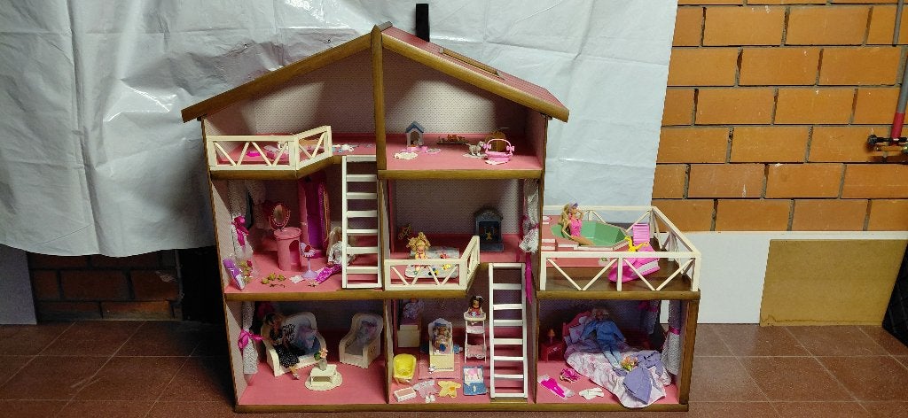 Houten barbiehuis met meubels, 8 barbiepoppen en dieren, Ophalen, Gebruikt, Poppenhuis