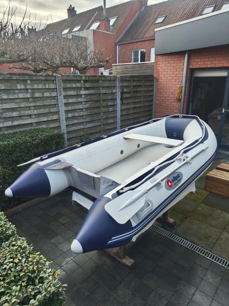 Zeer nette opblaasboot (+3m) compleet met peddels en zitbank, Watersport en Boten, Ophalen, Zo goed als nieuw, Overige materialen