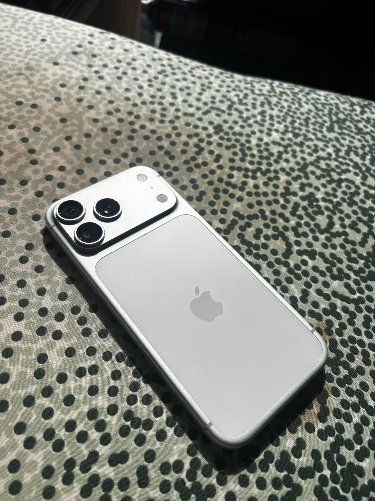 iPhone 17 Pro Max 1 To (États-Unis), Télécoms, 97 %, Gris, Enlèvement ou Envoi, Autres modèles