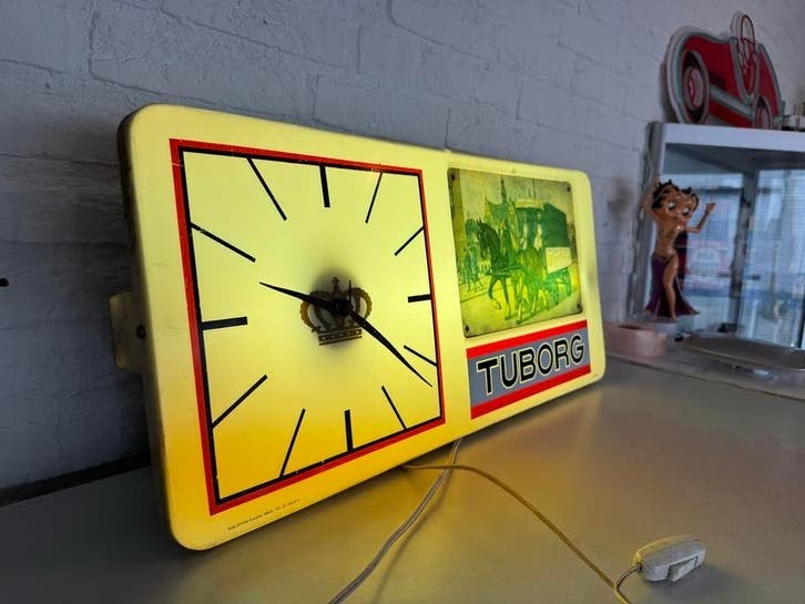 Vintage Tuborg Wandklok met Verlichting 1975, Verzamelen