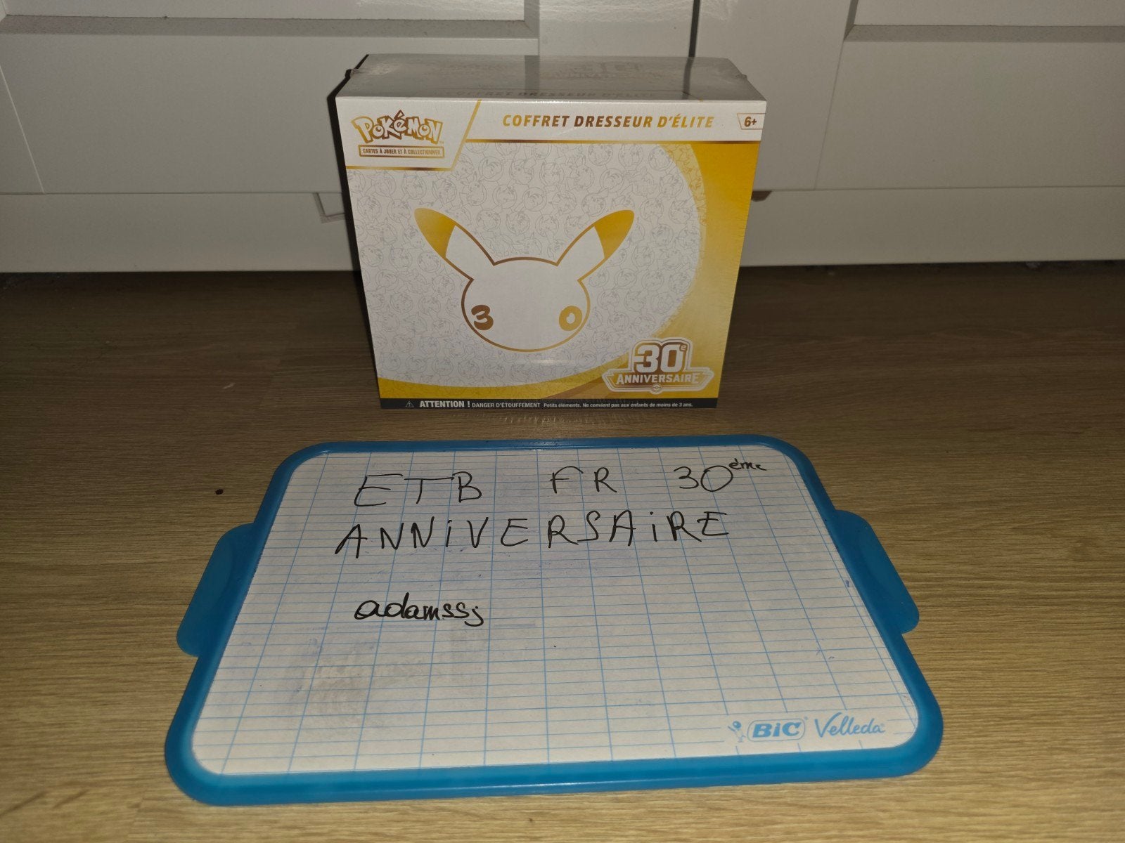 ETB FR Pokemon 30ème anniversaire, Enlèvement ou Envoi, Neuf, Booster box, Foil