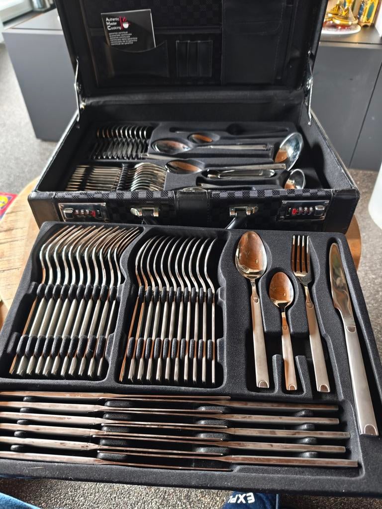 Bestek koffer 70 delig en 8delig messen set masterline, Envoi
